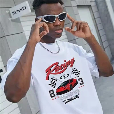 Moderna minimalistiska broderade kläder